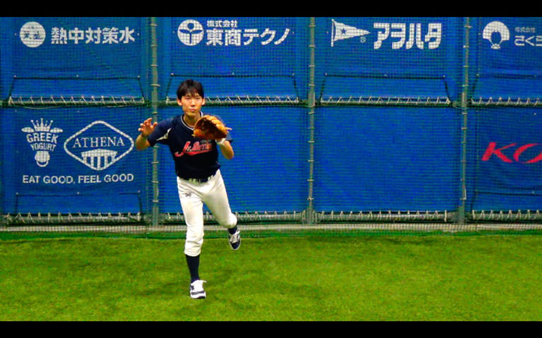 左足を地面から浮かせた状態で、右足一本で立ちます