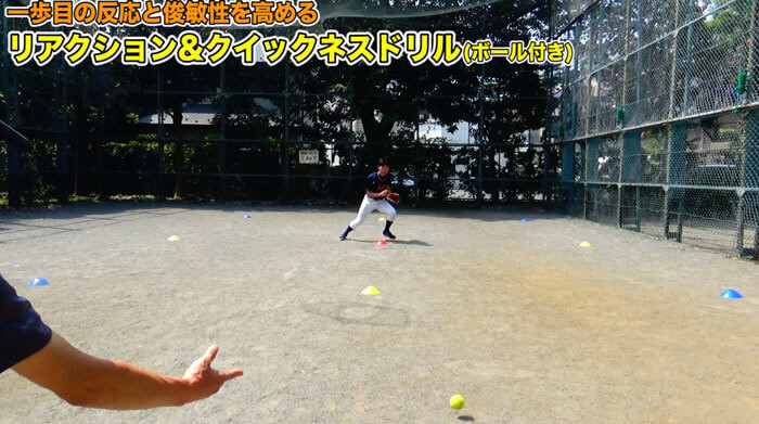 ジャンプの瞬間にボールを投げている画像