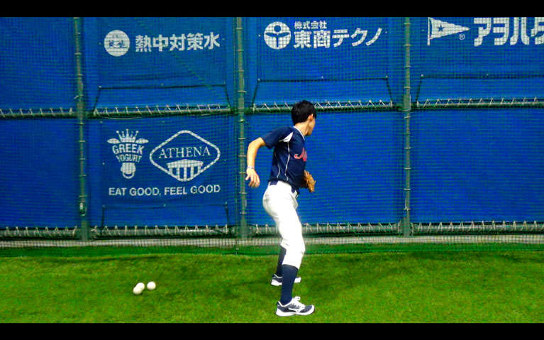 左右の肩甲骨を背骨側に寄せて離す動きが弱い(投げ手側は背骨に寄せる、グラブ側は背骨から離す)