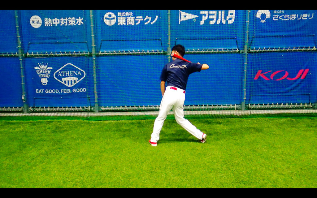 最初は後ろ肘少し張って、体重移動した時に手の位置をなるべく変えないようにします。