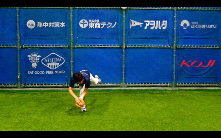 捕球と同時にトップの姿勢を作り体をひねるようにして左横に送球します_1