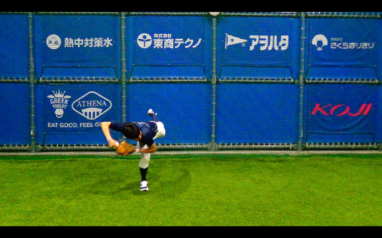 捕球と同時にトップの姿勢を作り体をひねるようにして左横に送球します_2