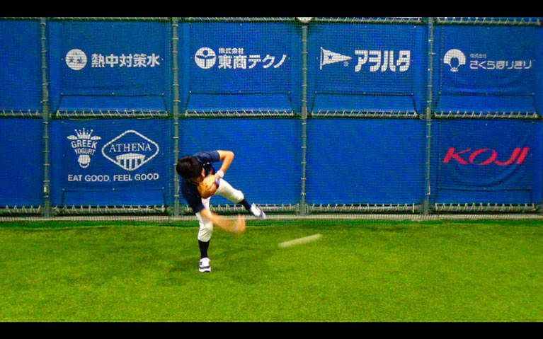 捕球と同時にトップの姿勢を作り体をひねるようにして左横に送球します_3