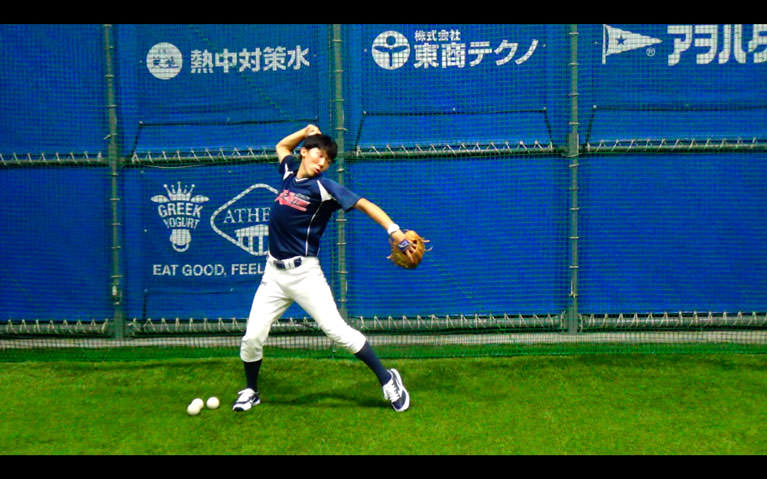 肘の位置が肩のラインより少し高くなるようにトップを作る。_1