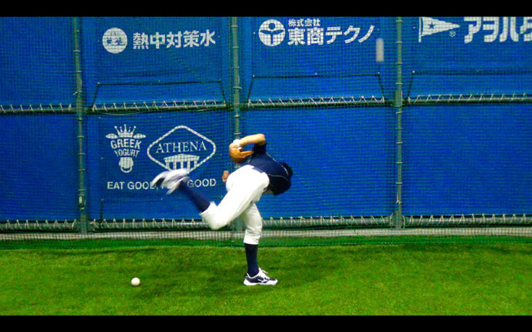 ステップ足に全体重を乗せて、前股関節を支点として回転し腕が自然に振り抜かれる_1
