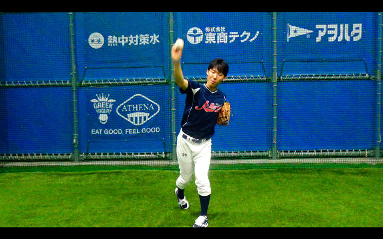 肩の回転面に対して腕を縦に振ってしまう悪い例 