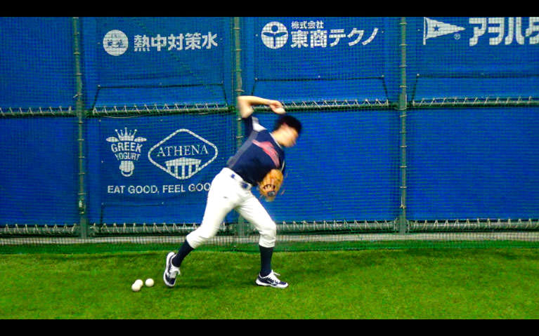 グラブ側の肩甲骨を背骨側に寄せる動きから回転動作に入っていく_1