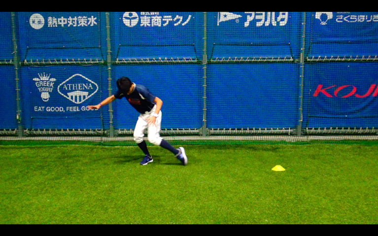 両股関節の内旋動作で一歩目を勢いよくスタートしている