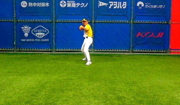 送球時の構え(正面)