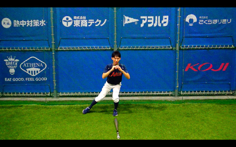 その直線上に交互に足を移動させる