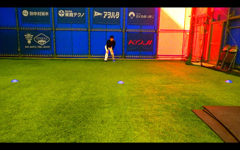 まずパワーポジションで構えます