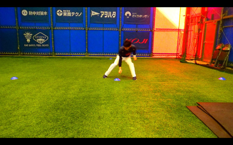 ひとつ目のコーンは肩幅程度の足幅でタッチ