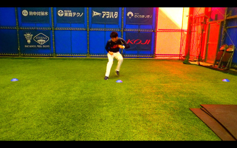 真ん中まで進み後ろへの切り返しは、内転筋とお尻を使って素早く