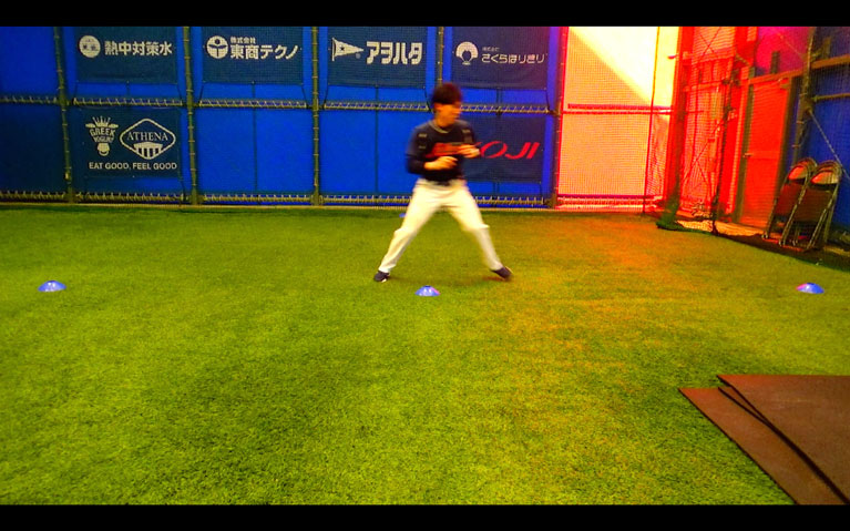 サイドステップで逆側サイドのコーンへ向かいタッチ