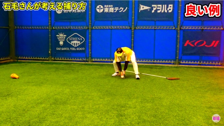 グラブを外し、グラブを持つ手にスリッパを持って練習すると正しいハンドリング動作を覚えることができます。