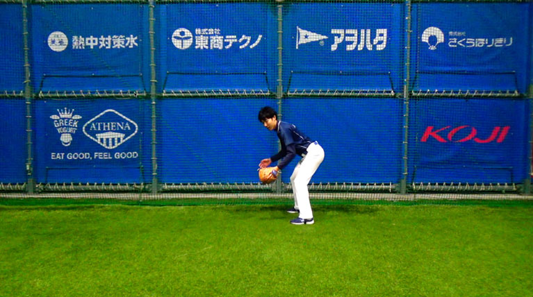 パワーポジション（股関節、ひざ、足首が適度に曲がっている）でリラックスして構え、一歩目が素早く切れること