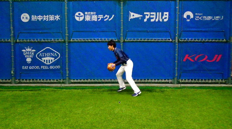 打者のインパクトに合わせてスプリットステップでスタートする