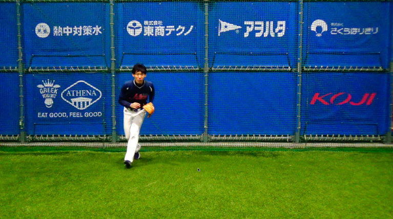 少しボールを自分の左側（左投げは右側）に置いて入っていくことで、ボールの遠近感や距離感がつかみやすくなり、バウンドも合わせやすくなる