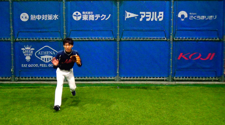 捕球直前は、小股でタイミングを調整し右足（左投げは左足）を踏み込んで捕球姿勢に入っていく