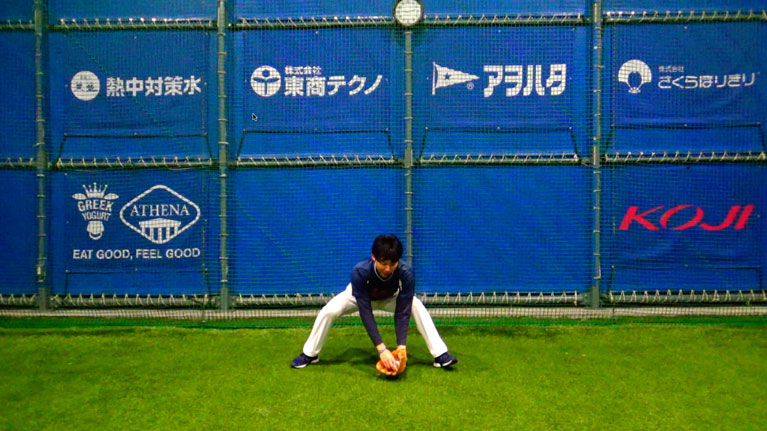 左足（左投げは右）のつま先を地面から上げることで、次のステップ動作に入りやすくなる