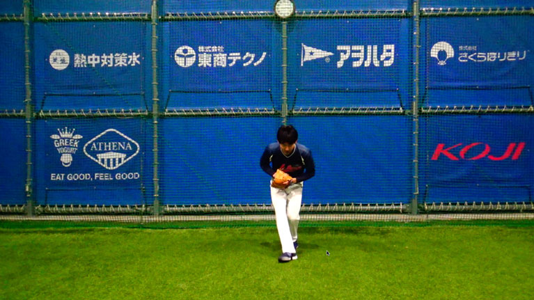 右足を左足の前にもってくることで、勢いがつきやすく送球の強さにつながる