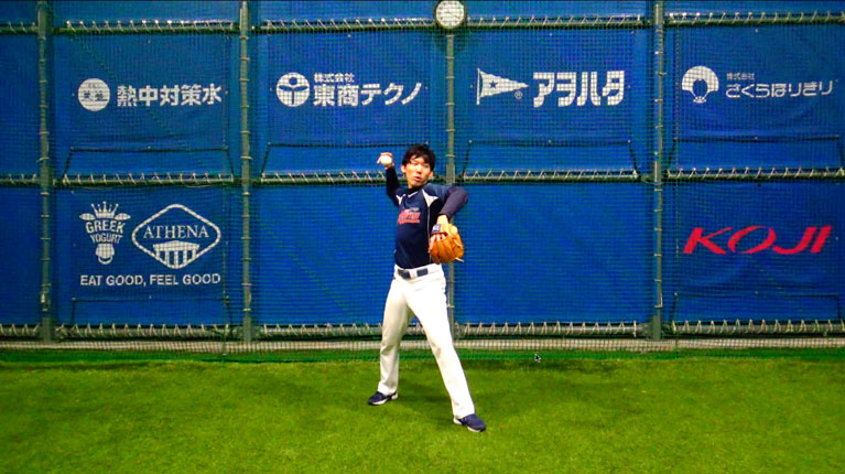 前足と前肘（前肩）を送球方向に向け、適切なトップの位置を作ることで送球の強さと安定につながる