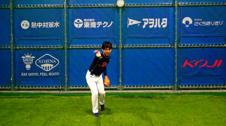 送球相手に向かってまっすぐ向かっていくようなイメージでスローイングすると横に送球がブレることが減り、勢いよくスローイングできる