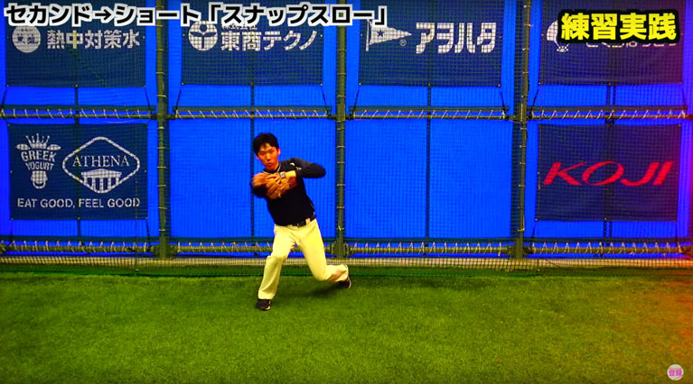 よりすばやく送球を行うためには膝をつかないで行います