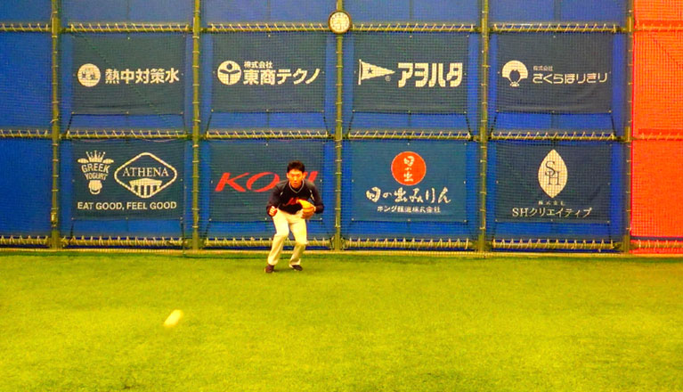 実際にスタートを切ったら、小股でステップをしてボールに入っていくことが大事です。