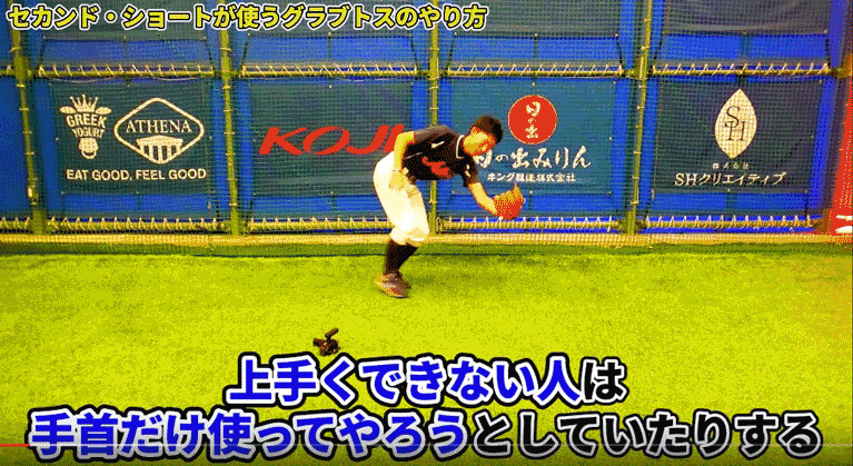送球相手に差し出すようなイメージでトスする
