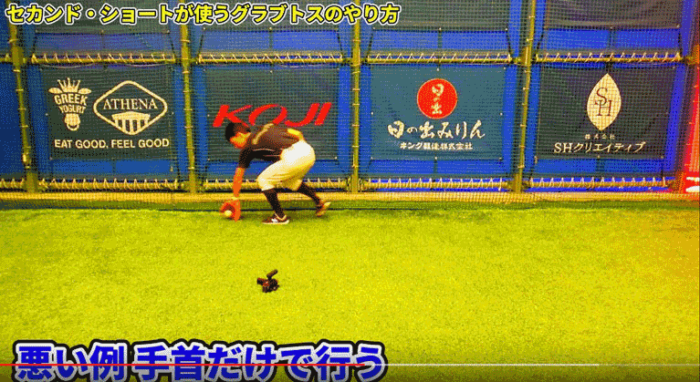 送球相手に差し出すようなイメージでトスする
