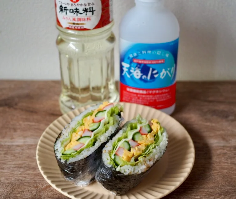 彩り具だくさん！カニたまサラダおにぎらず