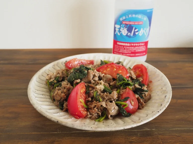 牛肉、ほうれん草、トマトのマスタード炒め