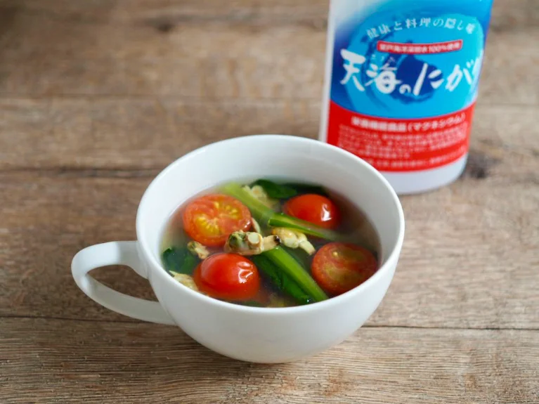 あさりと小松菜とミニトマトのコンソメスープ